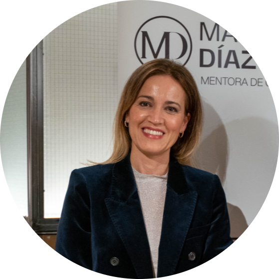 Mary Paz Díaz de Rada sonríe frente a un banner de su marca personal