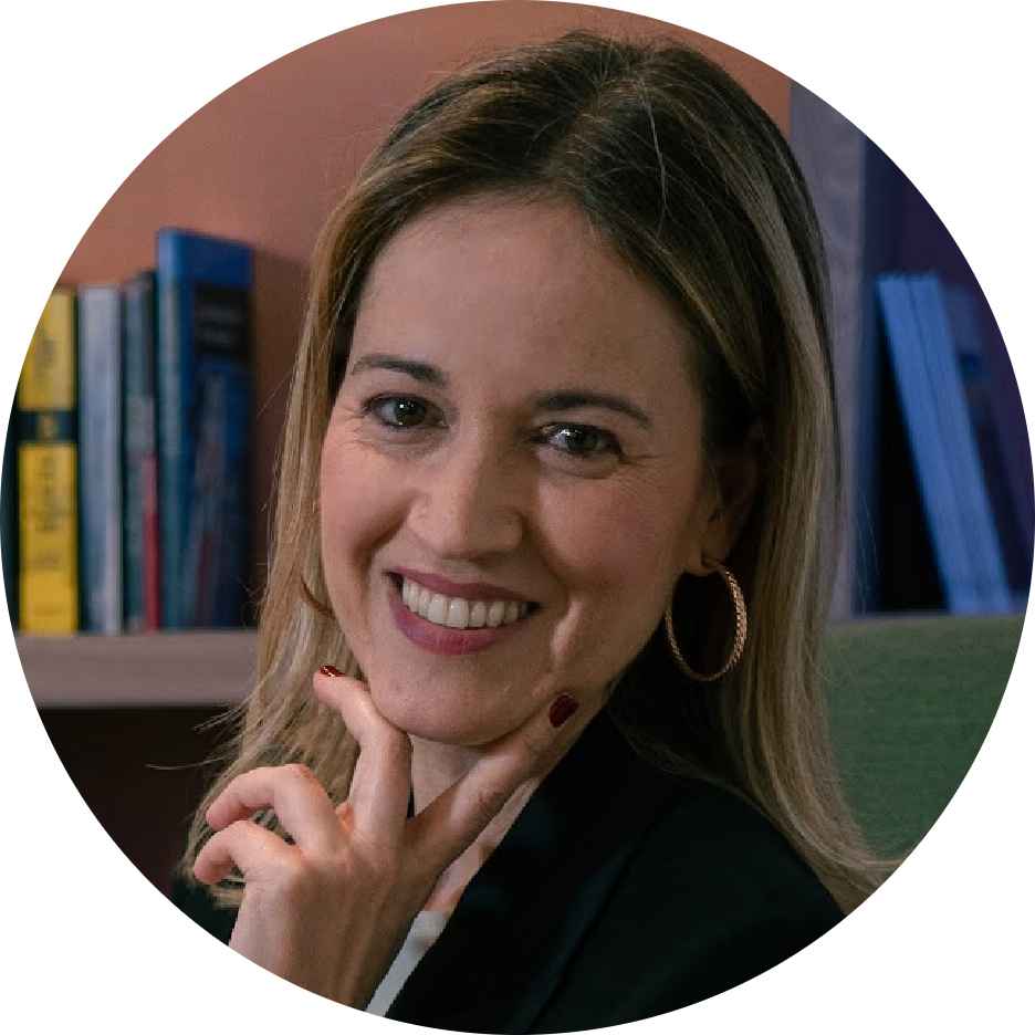 Mary Paz Díaz de Rada sonriendo con fondo de estantería y libros